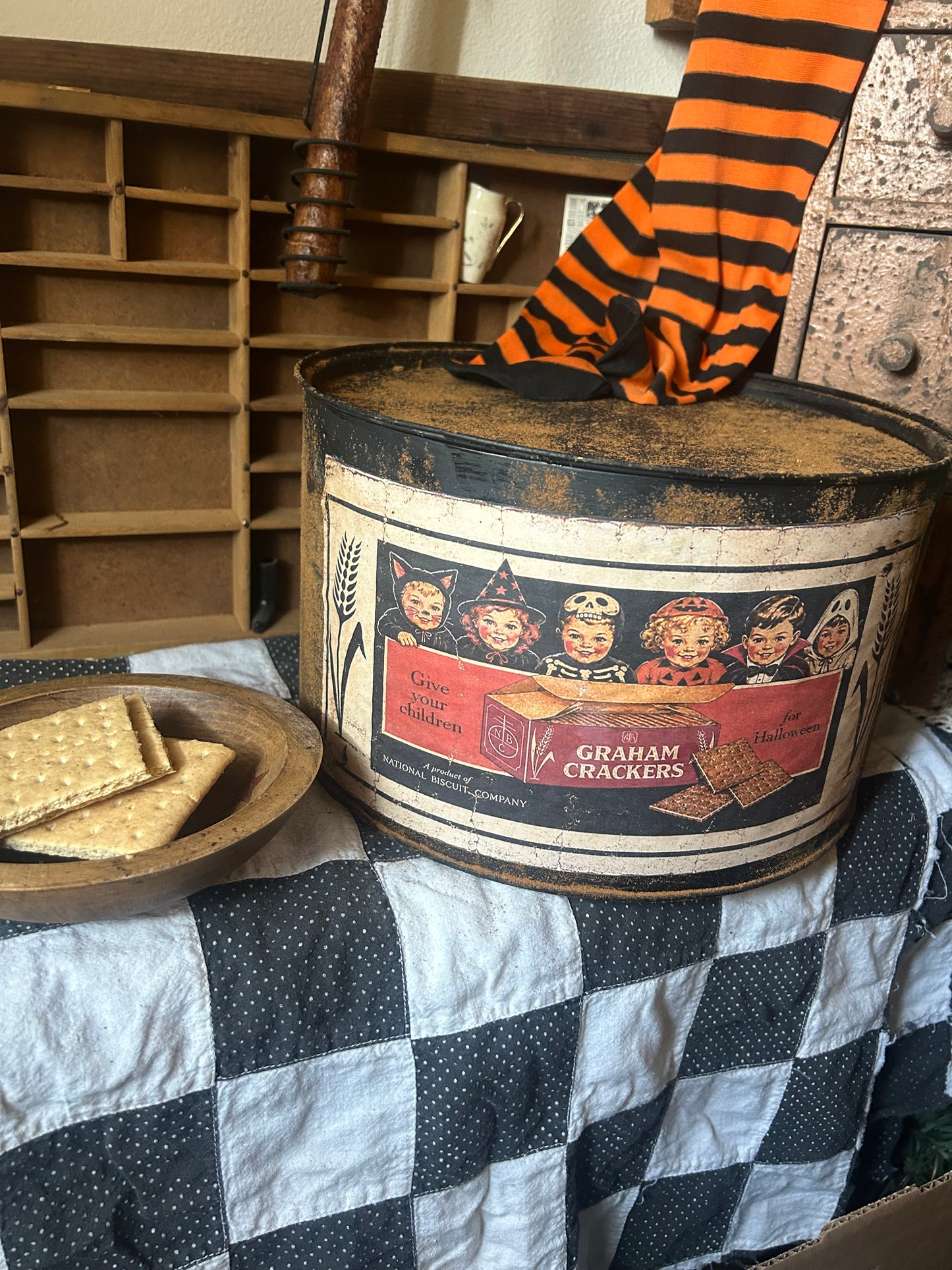 Extra large Prim Cracker Tin
