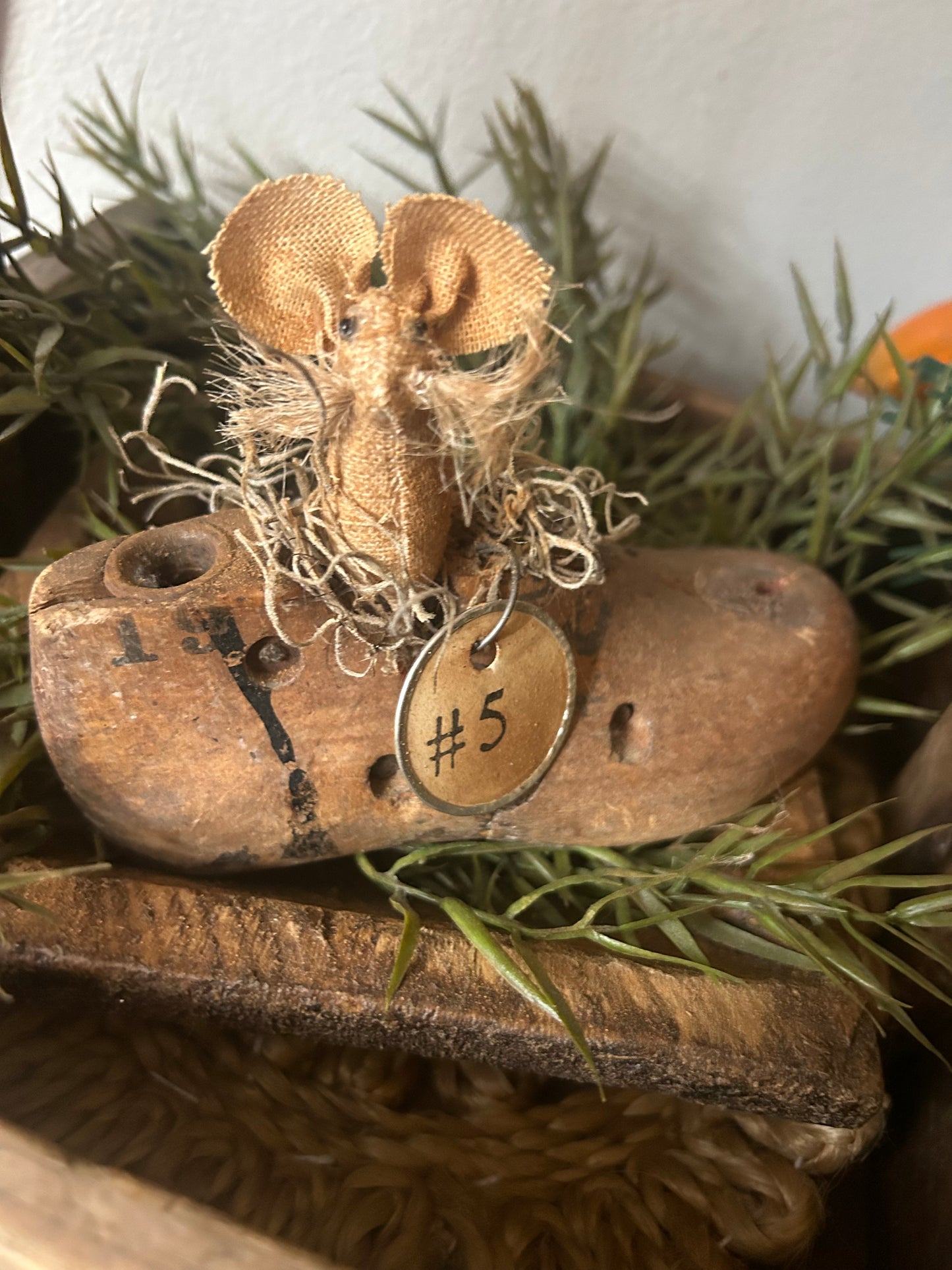 Vintage Wooden Cobbler Child Baby shoe with itty bitty mouse