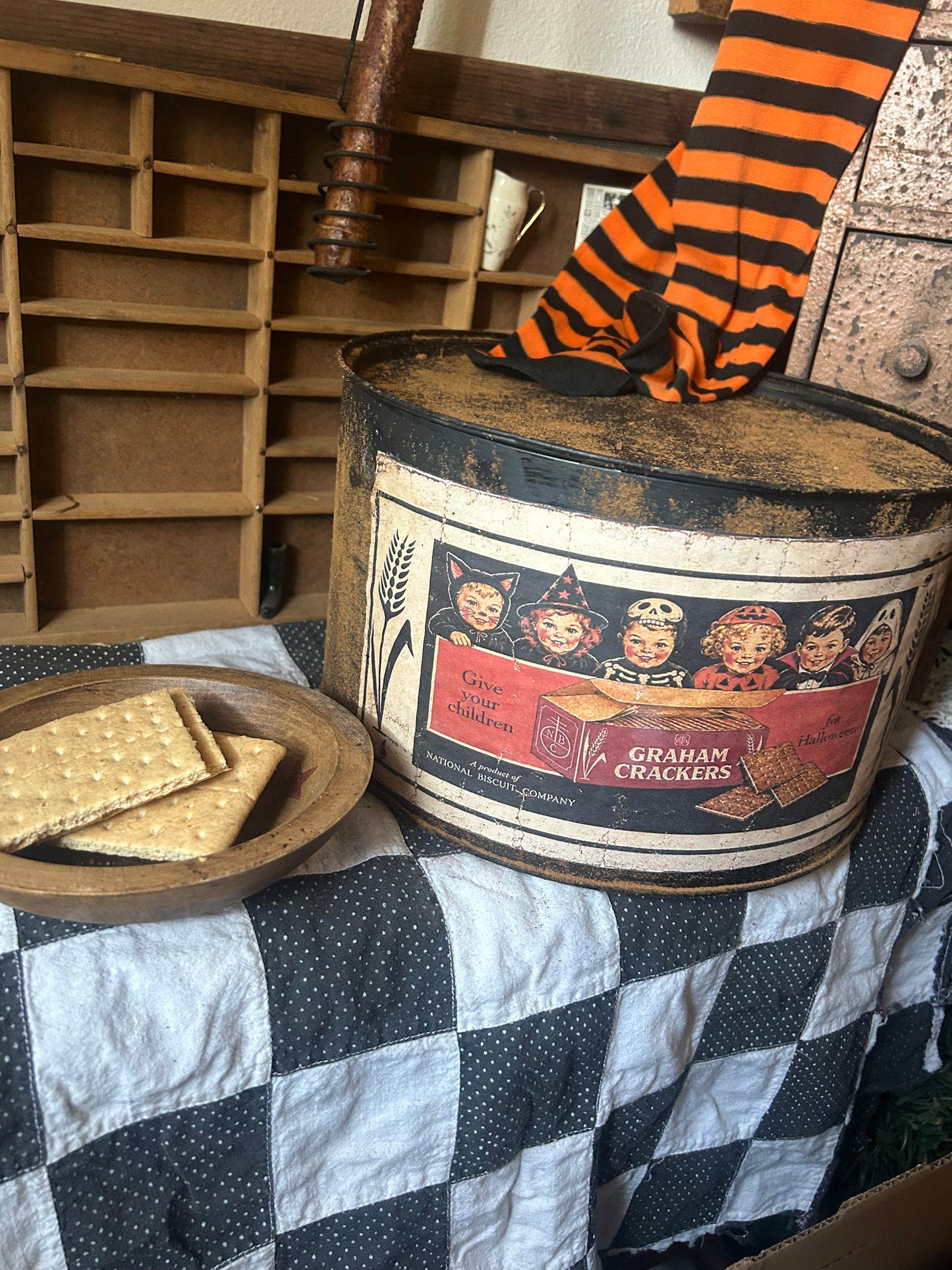 Extra large Prim Cracker Tin